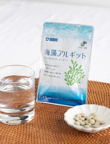 食品用アルギットの45g袋とタブレット（公式オンラインショップ掲載写真）