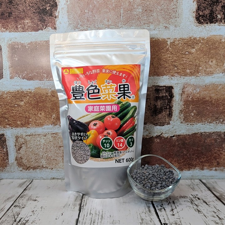 豊色菜果® 家庭園芸用の商品名・成分が記載されたパッケージと粒状の中身